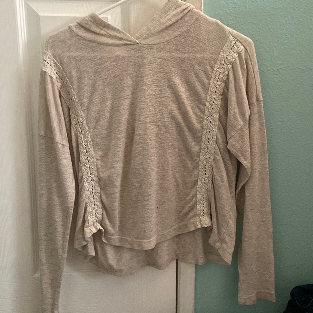 I’m selling a thin hoodie off white.